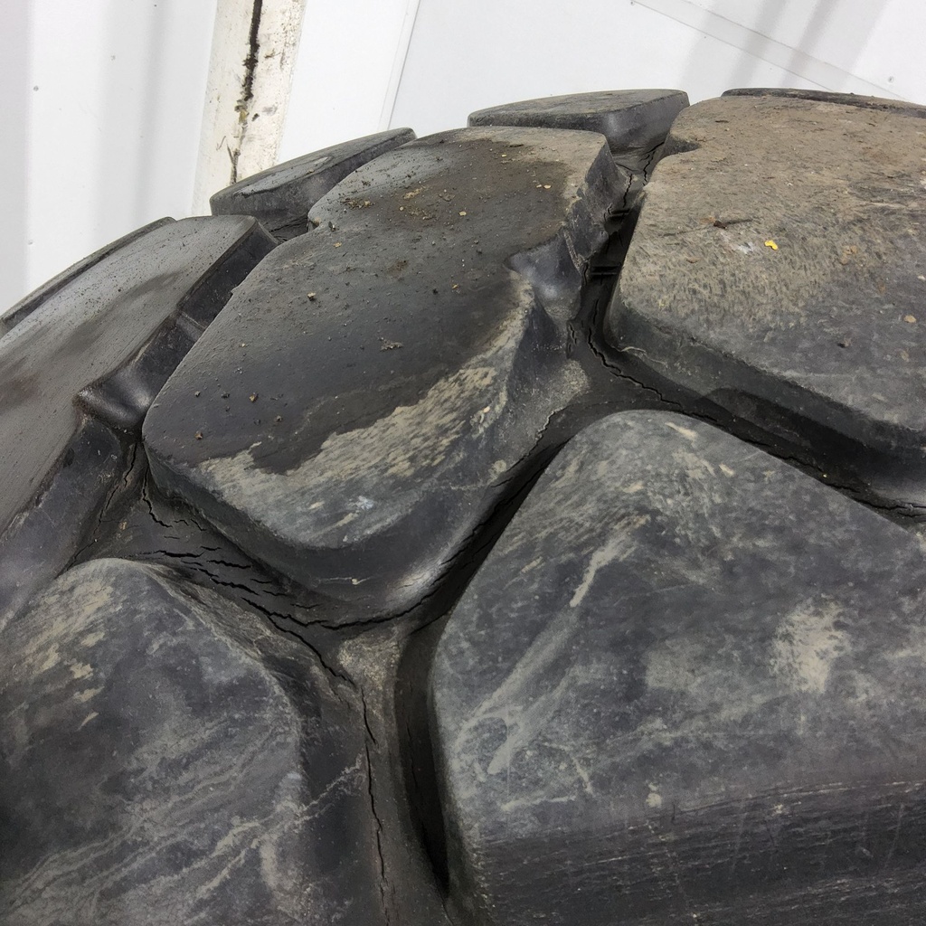 20.5R25 Bridgestone VMT V-Steel M-Traction L-3 D (8 Ply), 60%