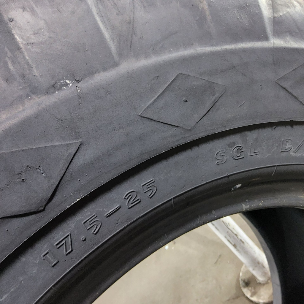 17.5-25 Goodyear Farm SGL D/L-2A E-2/G-2/L-2 F (12 Ply), 90%