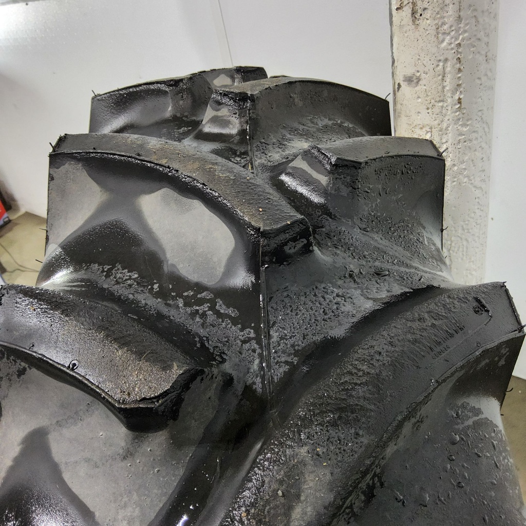 12.4-24 Titan Farm Hi Traction Lug R-1 D (8 Ply), 90%