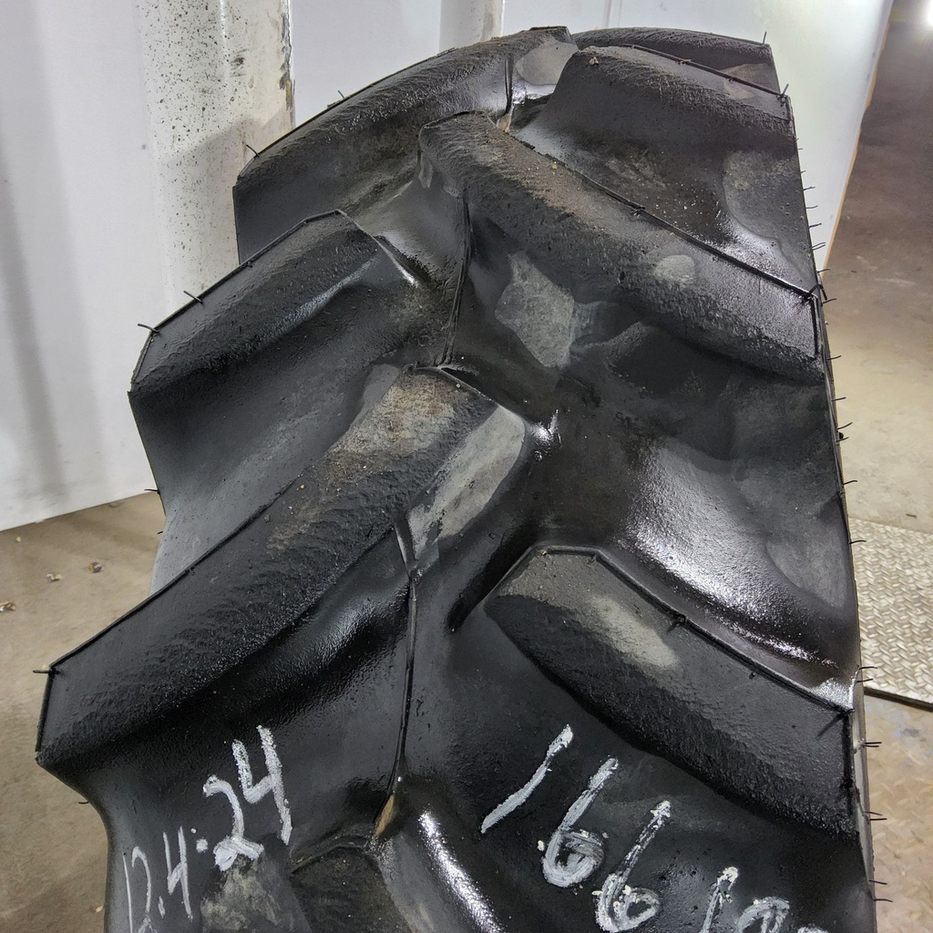 12.4-24 Titan Farm Hi Traction Lug R-1 D (8 Ply), 90%