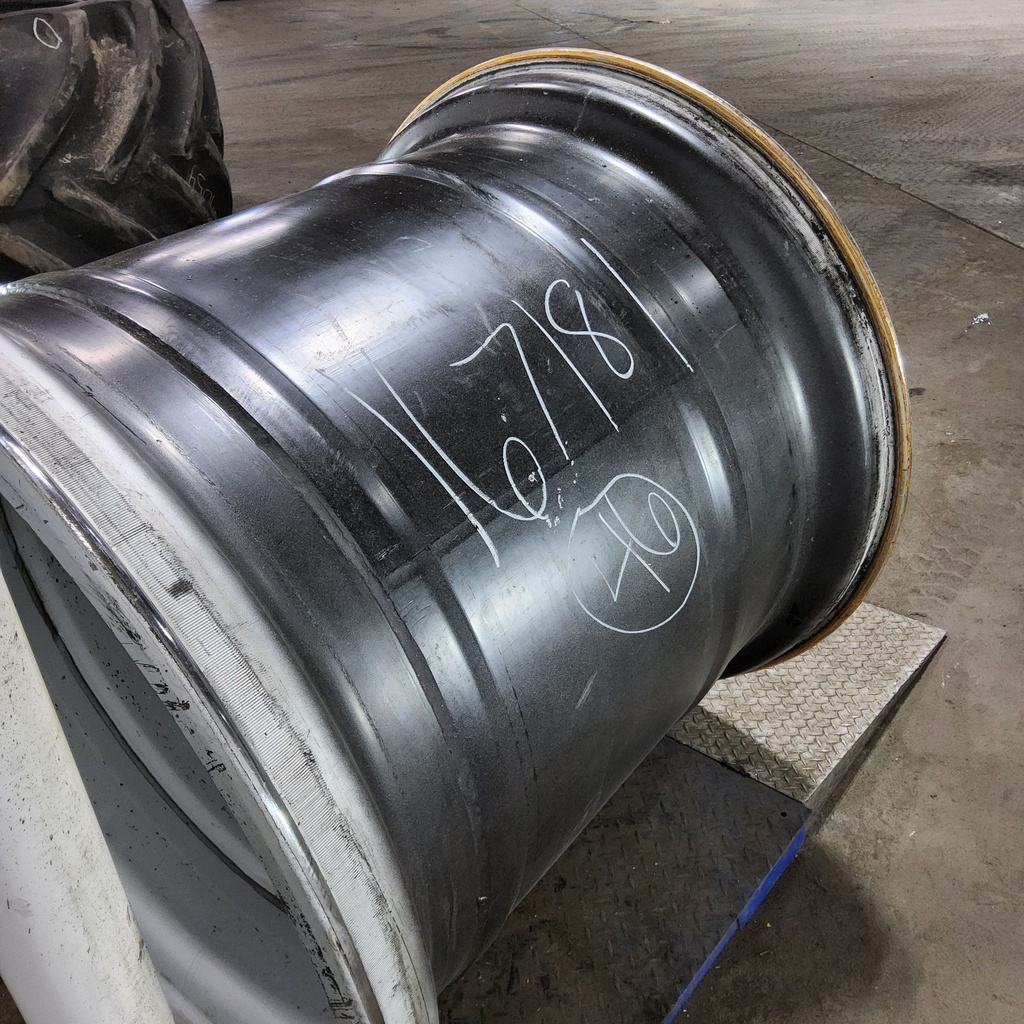 44"W x 46"D, Case IH Silver Mist 20-Hole Formed Plate , 3.81" Offset