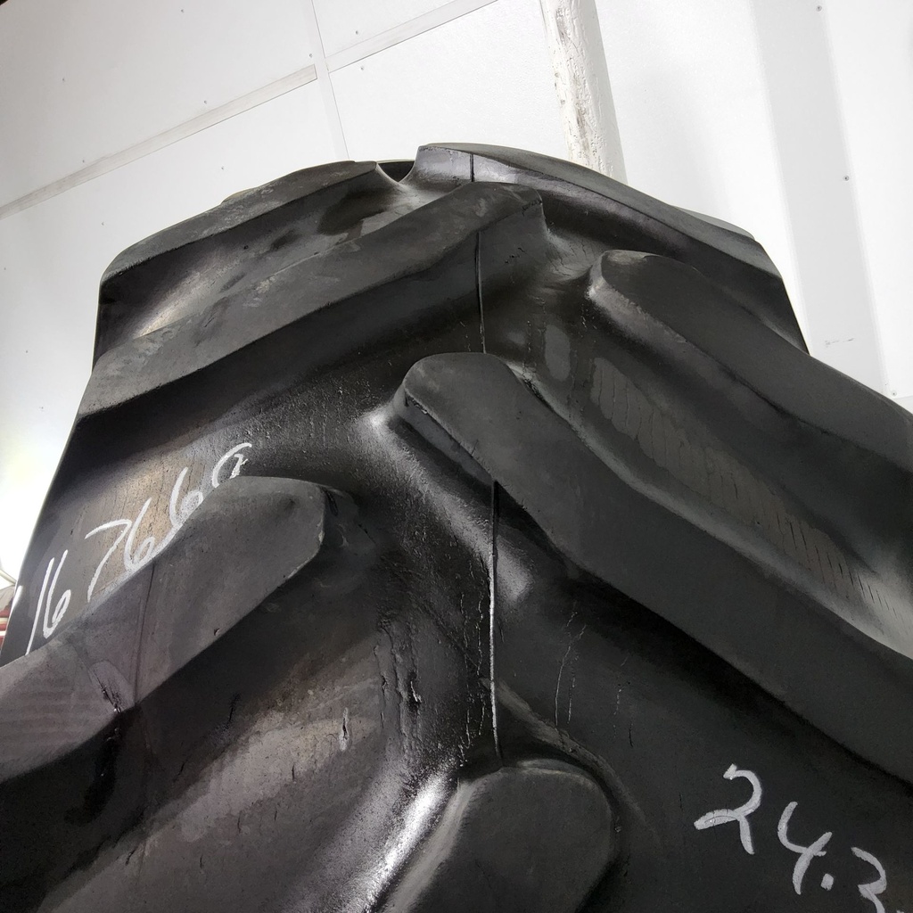 24.5-32 Goodyear Farm Dyna Torque II R-1 E (10 Ply), 55%