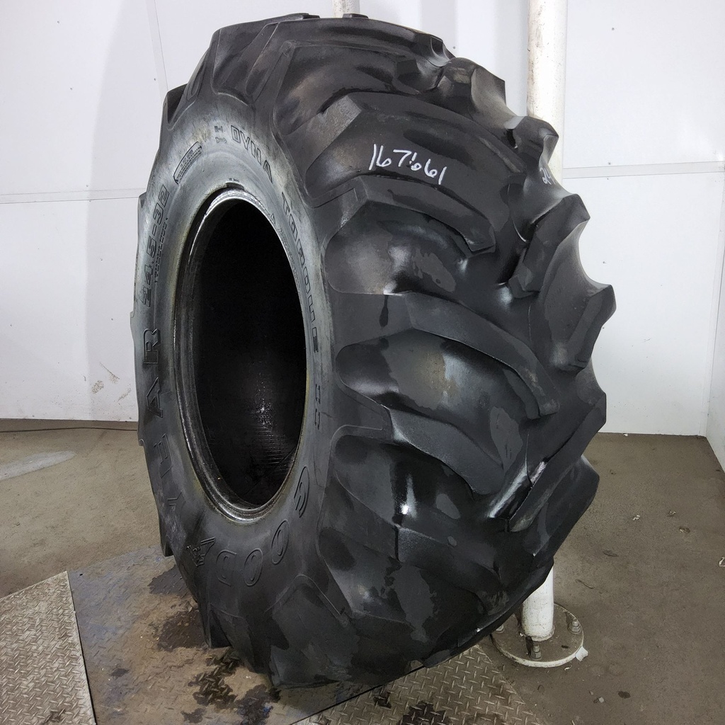 24.5-32 Goodyear Farm Dyna Torque II R-1 E (10 Ply), 55%
