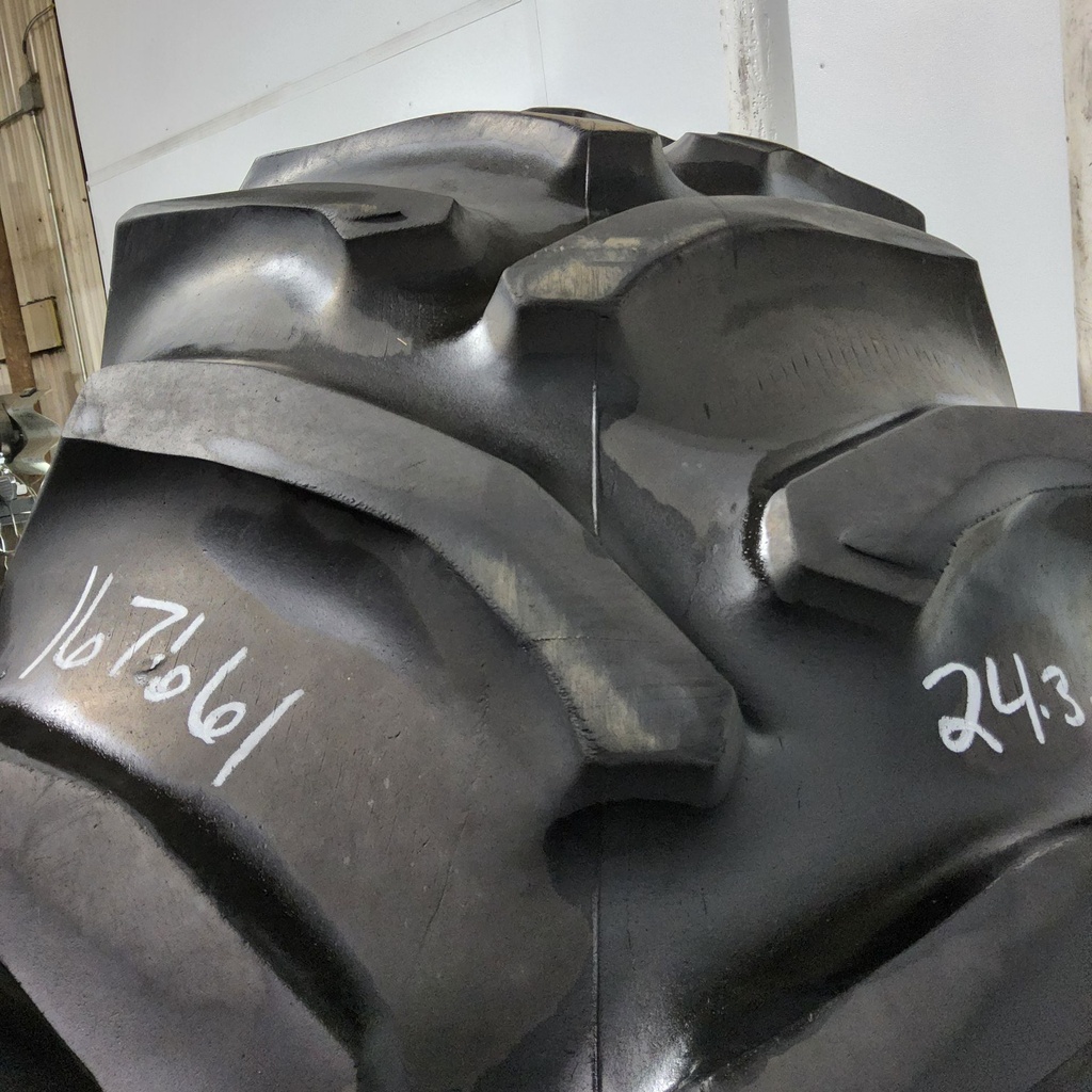 24.5-32 Goodyear Farm Dyna Torque II R-1 E (10 Ply), 55%