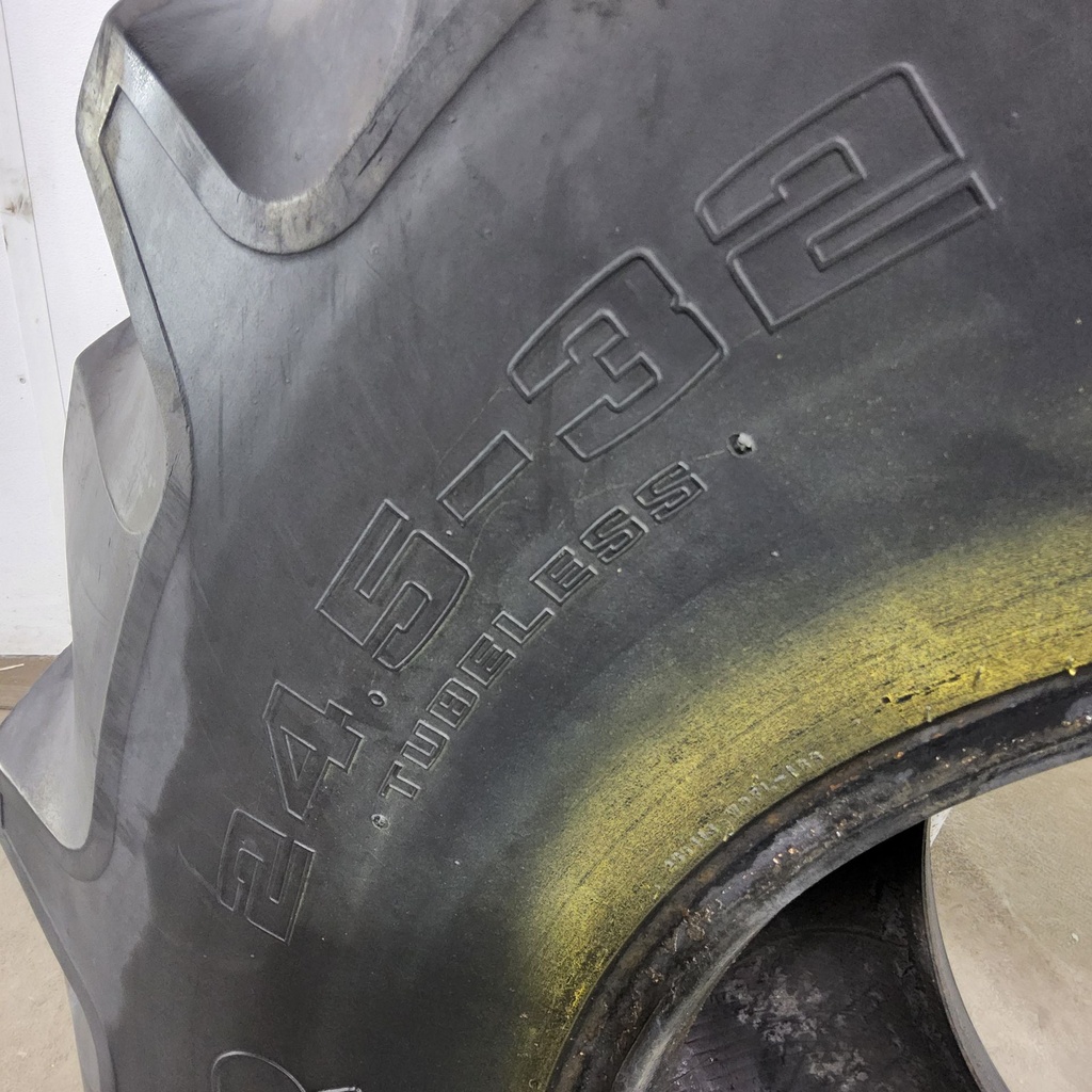 24.5-32 Goodyear Farm Dyna Torque II R-1 E (10 Ply), 55%