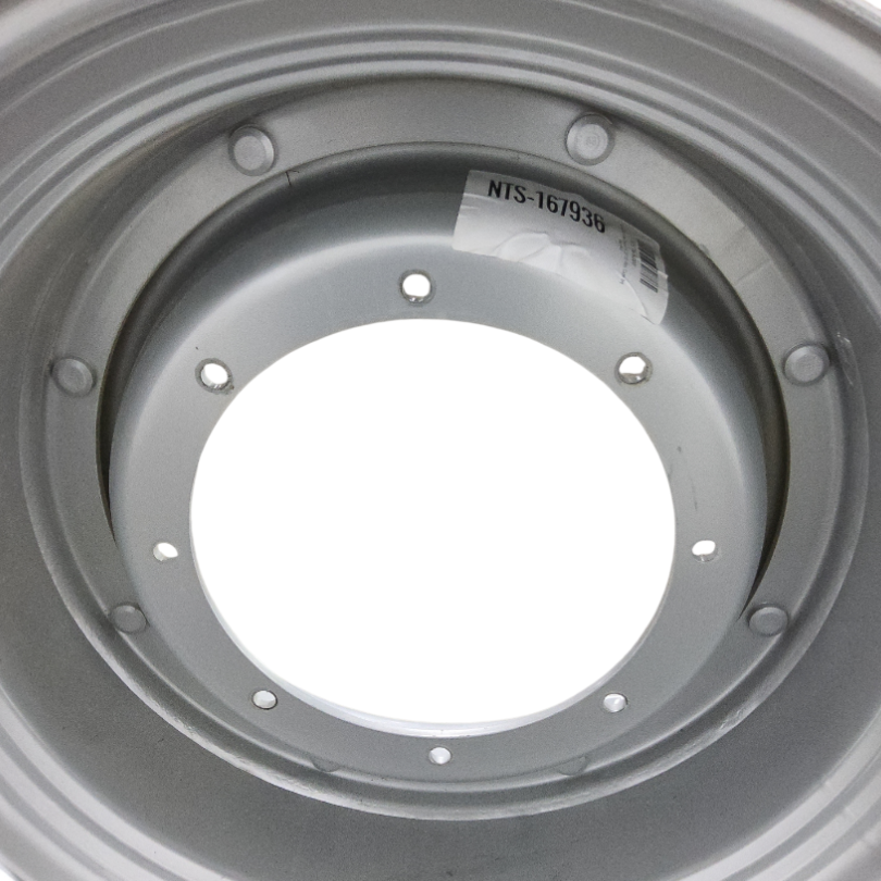 8-Hole Stub Disc Center for 28"-30" Rim, Case IH Silver Mist