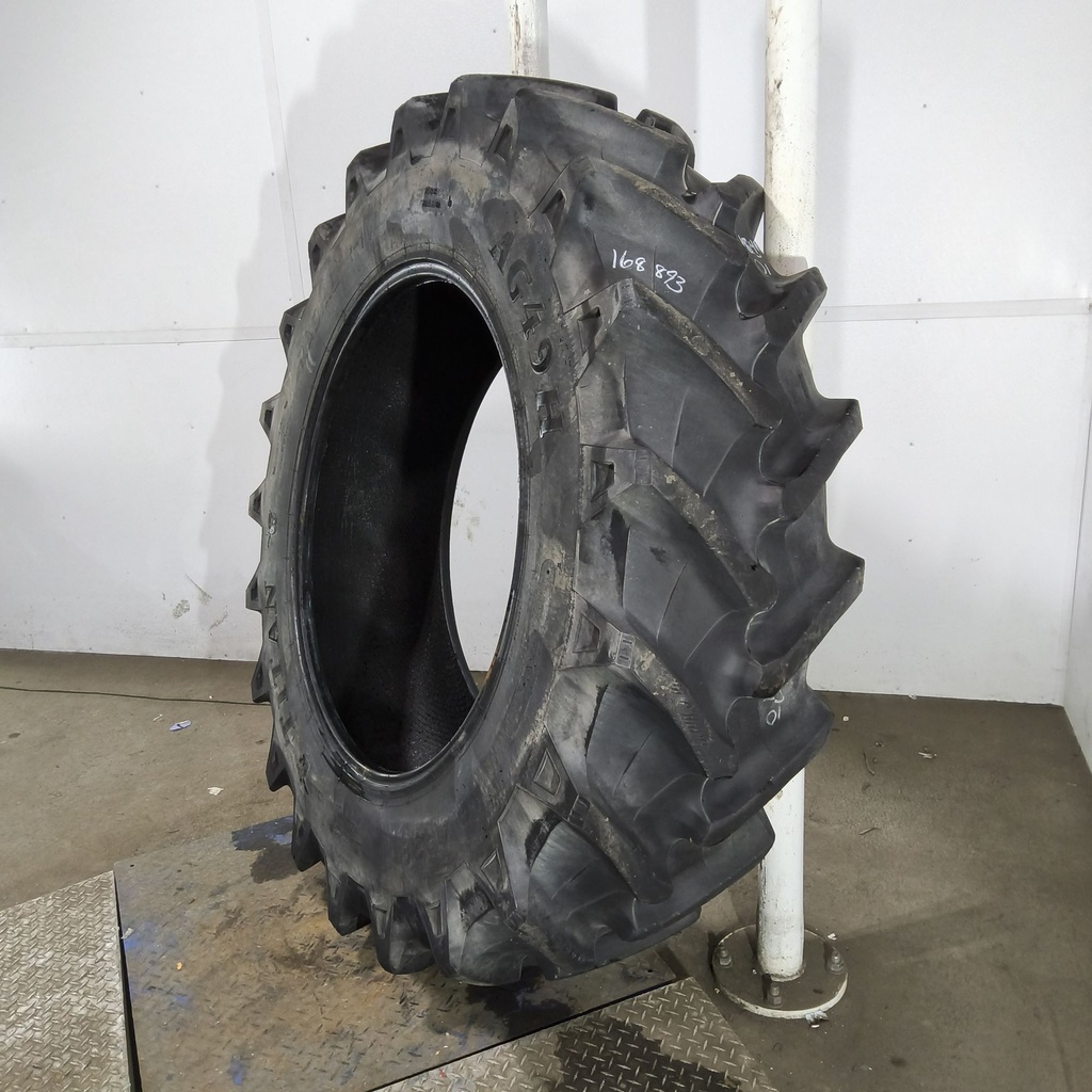 18.4R38 Titan Farm AG49H Radial R-1W 146B 85%