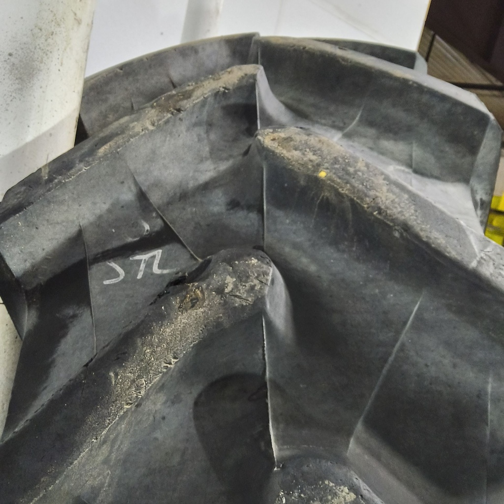 18.4R38 Titan Farm AG49H Radial R-1W 146B 85%