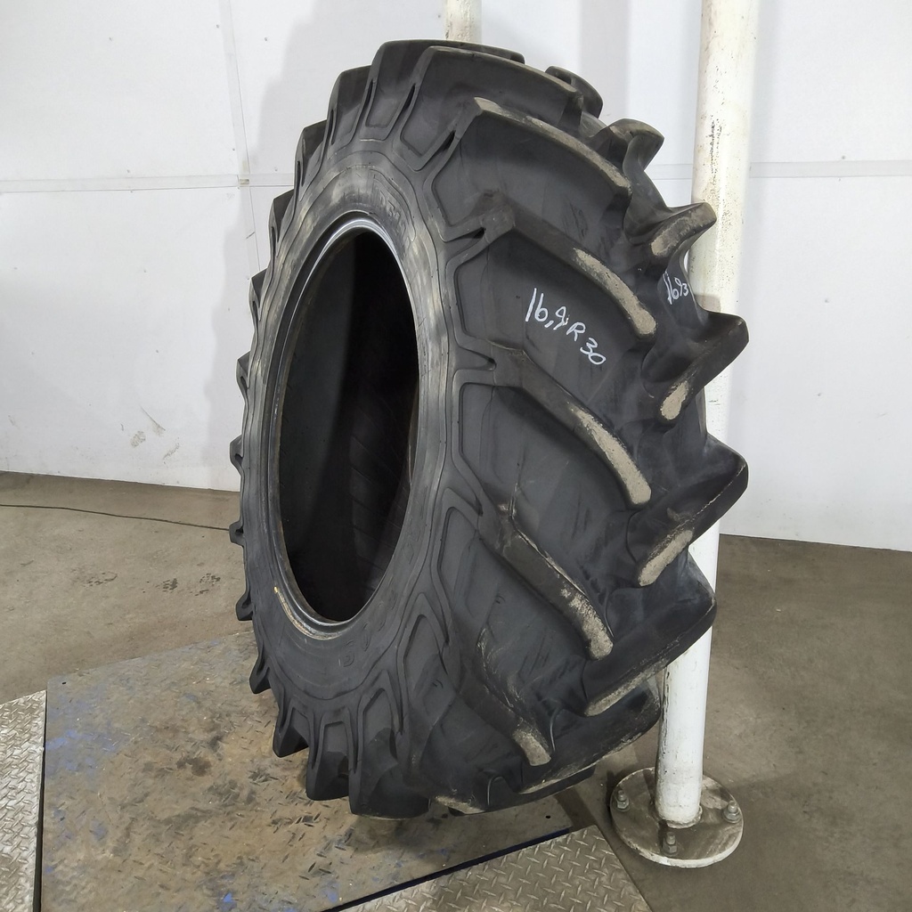 16.9R30 Pirelli TM 300 S R-1W 137A8 75%