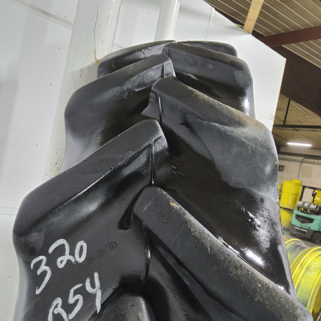 320/105R54 Goodyear Farm DT800 Super Traction R-1W 163A8 75%