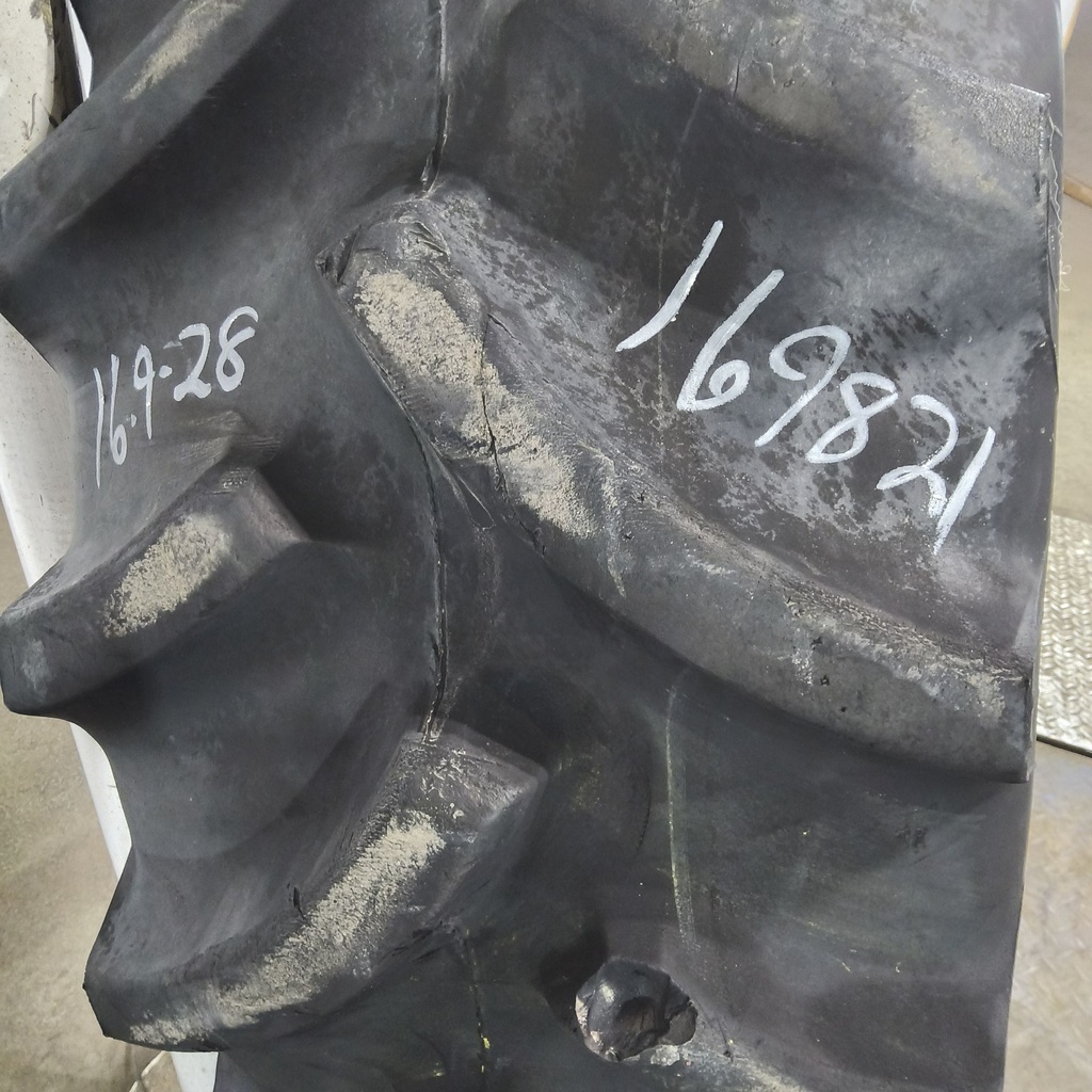 16.9-28 Armstrong Hi Traction Lug Radial R-1 E (10 Ply), 80%