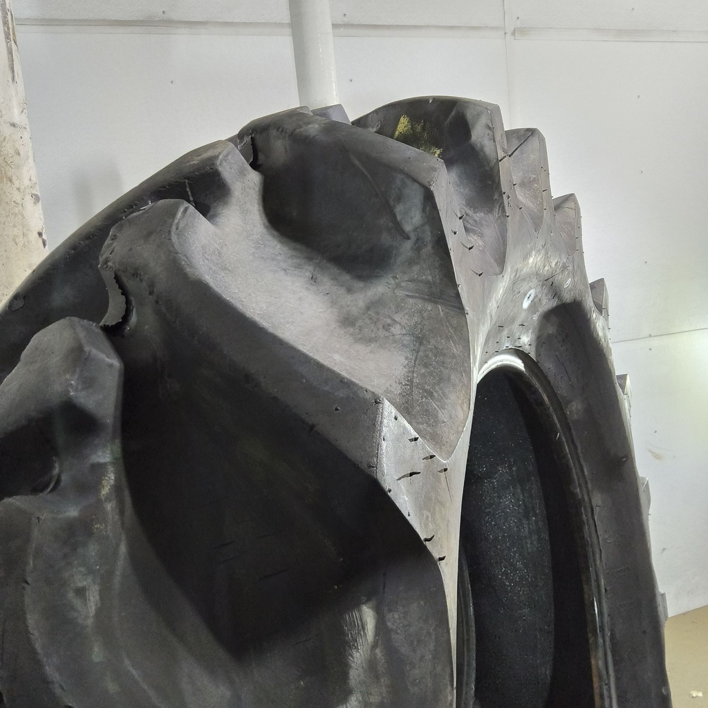 20.8-38 Firestone Champion Spade Grip R-2 D (8 Ply), 65%