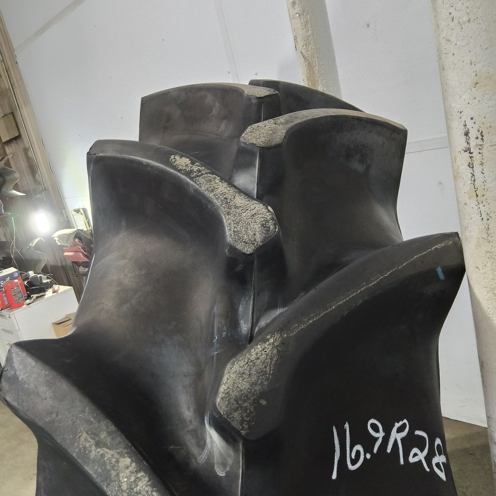 16.9R28 Firestone Radial Champion Spade Grip R-2 136A8 80%