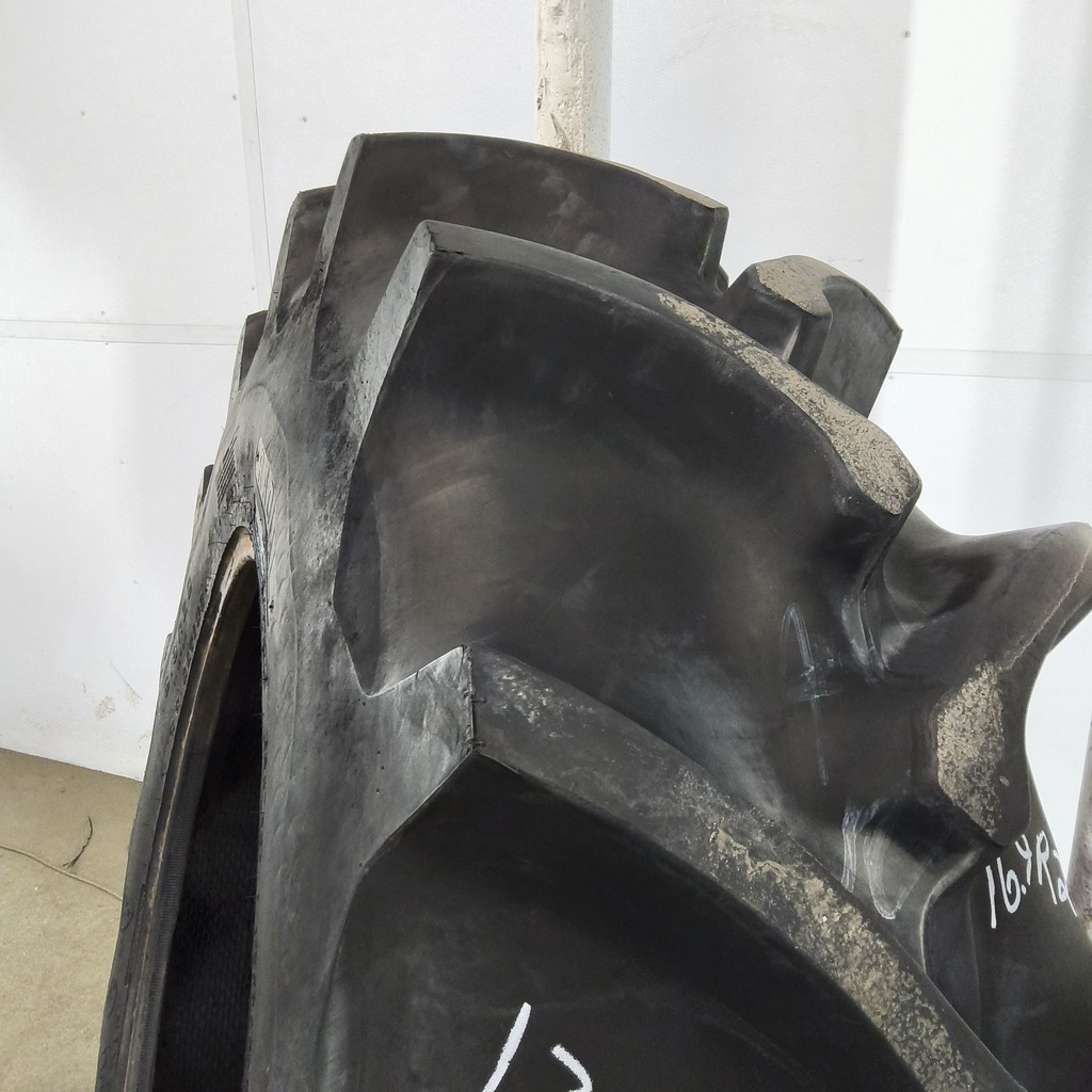 16.9R28 Firestone Radial Champion Spade Grip R-2 136A8 80%