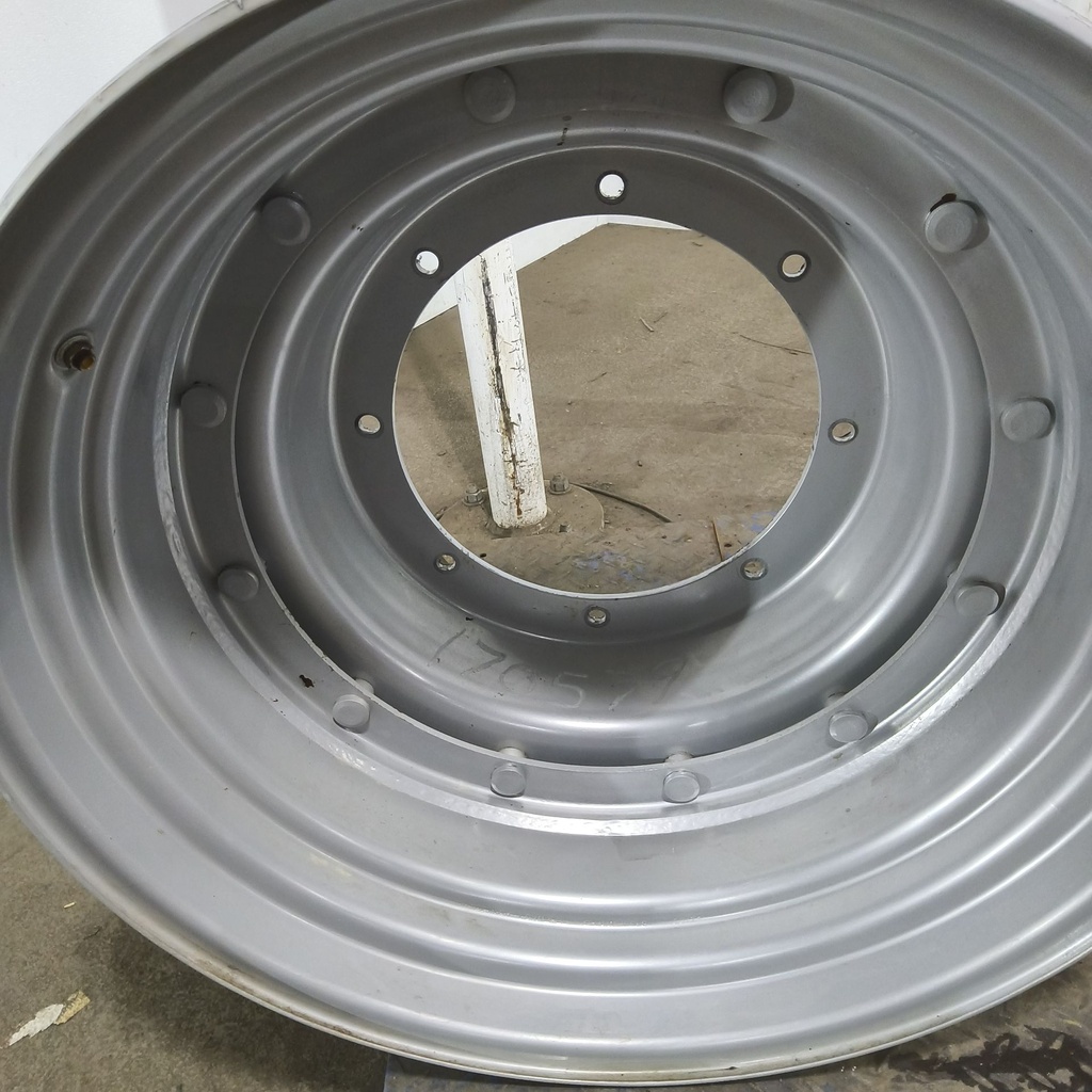 8-Hole Stub Disc Center for 28"-34" Rim, Case IH Silver Mist