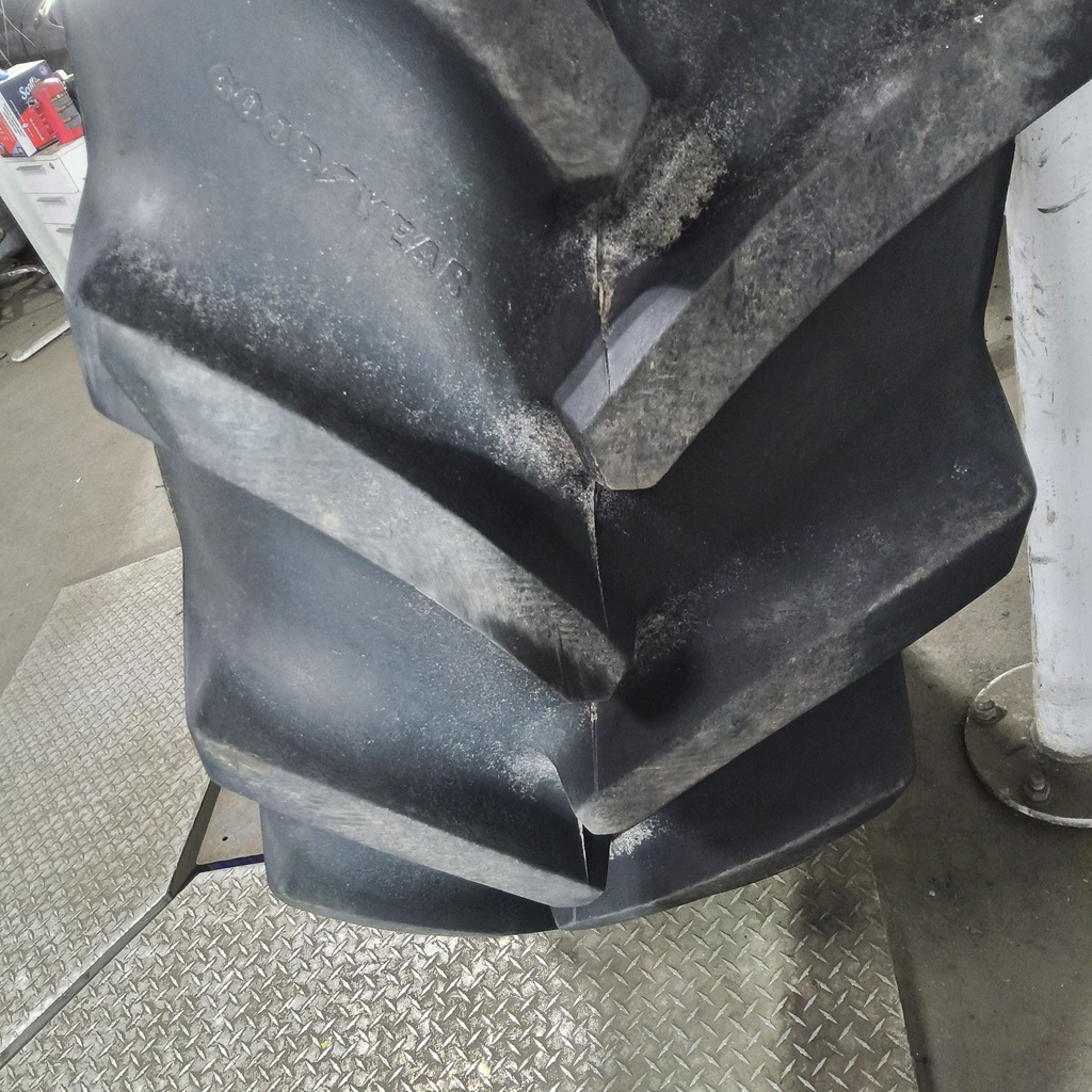 520/85R42 Goodyear Farm Optitrac R-1W 162D 85%