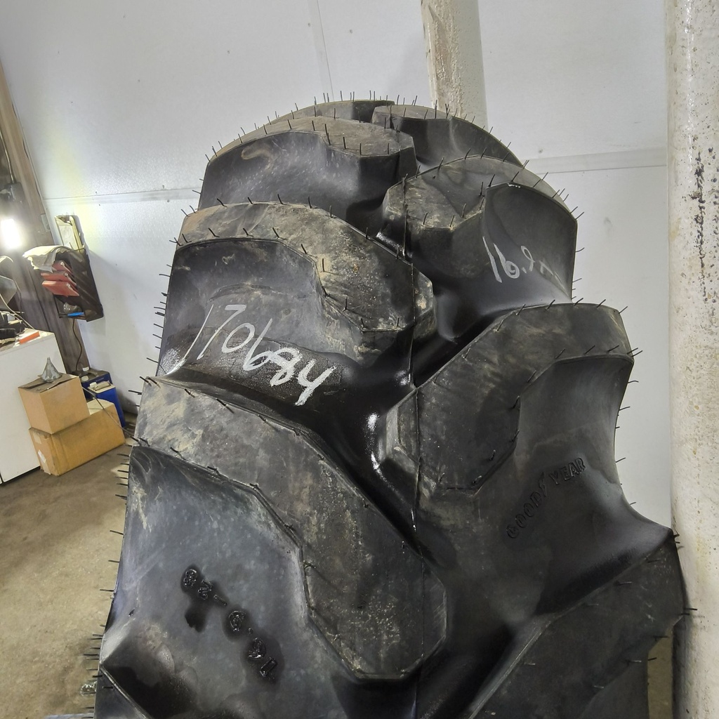 16.9-28 Goodyear Farm IT525 R-4 F (12 Ply), 99%