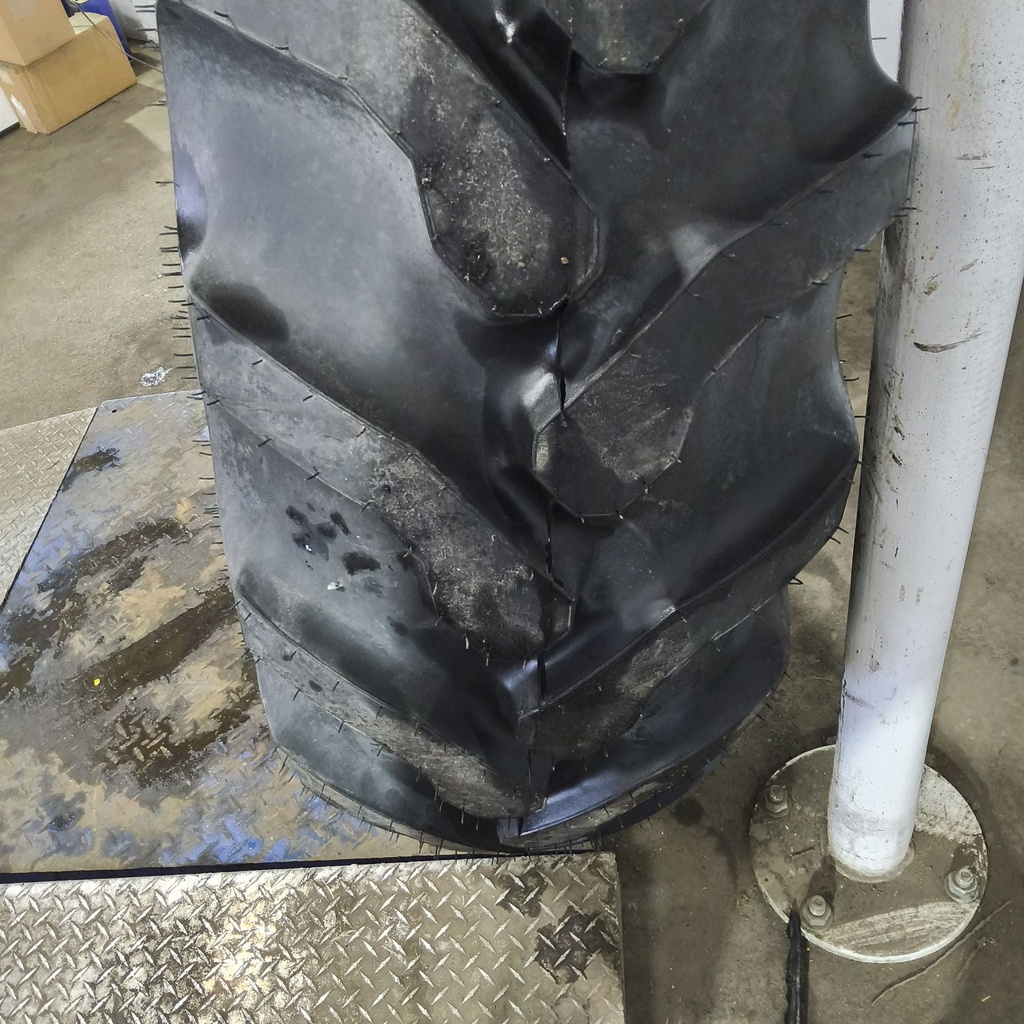 16.9-28 Goodyear Farm IT525 R-4 F (12 Ply), 99%