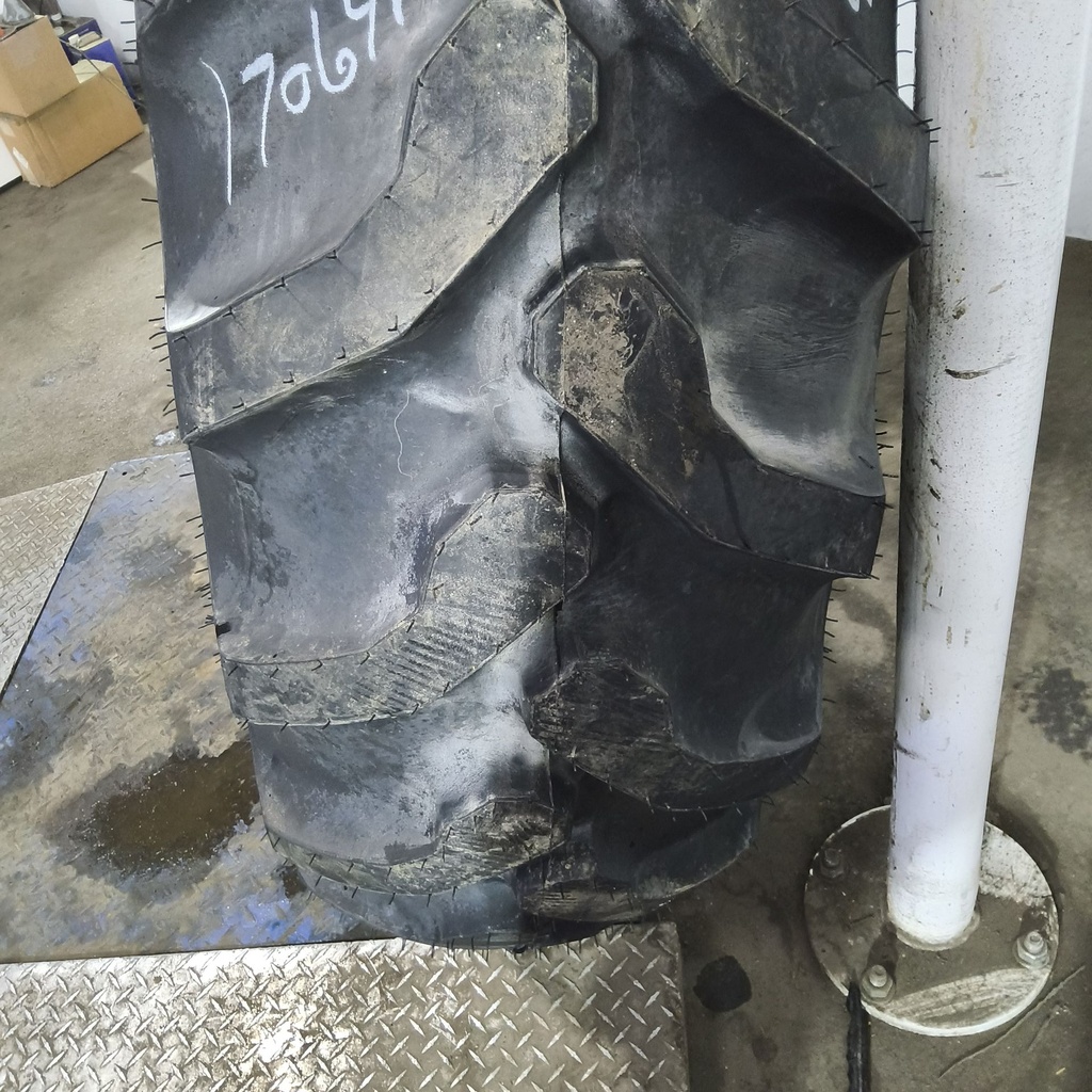 16.9-28 Goodyear Farm IT525 R-4 F (12 Ply), 99%