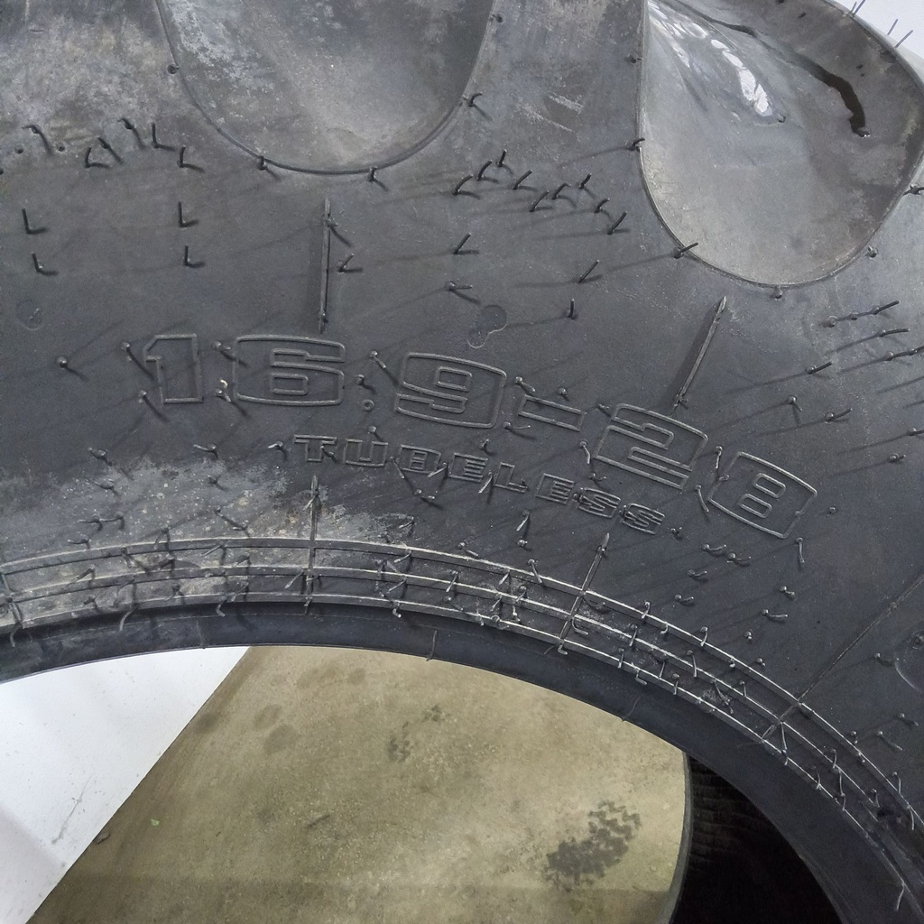 16.9-28 Goodyear Farm IT525 R-4 F (12 Ply), 99%