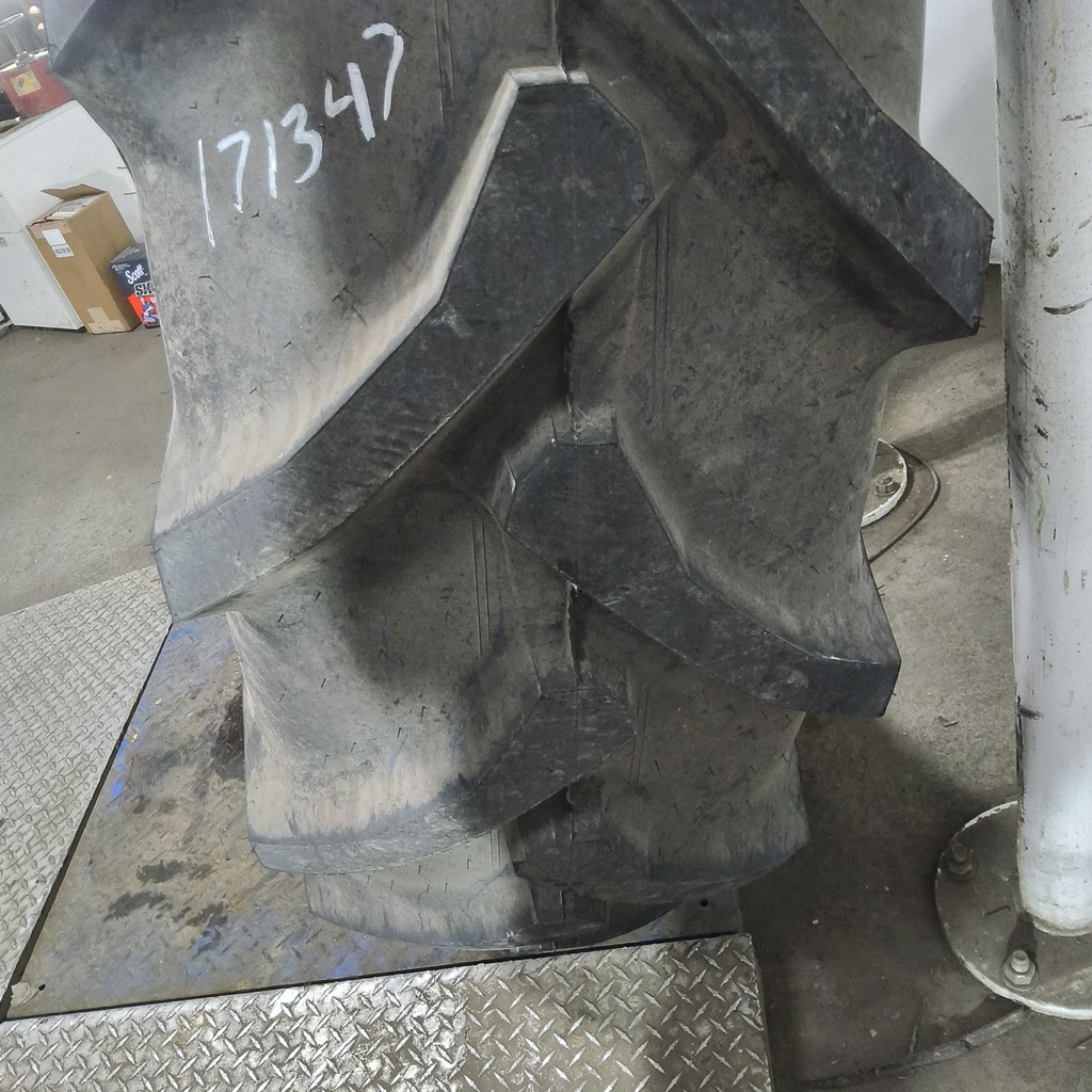 18.4-38 Ceat Farmax Drive Wheel R-1 D (8 Ply), 99%