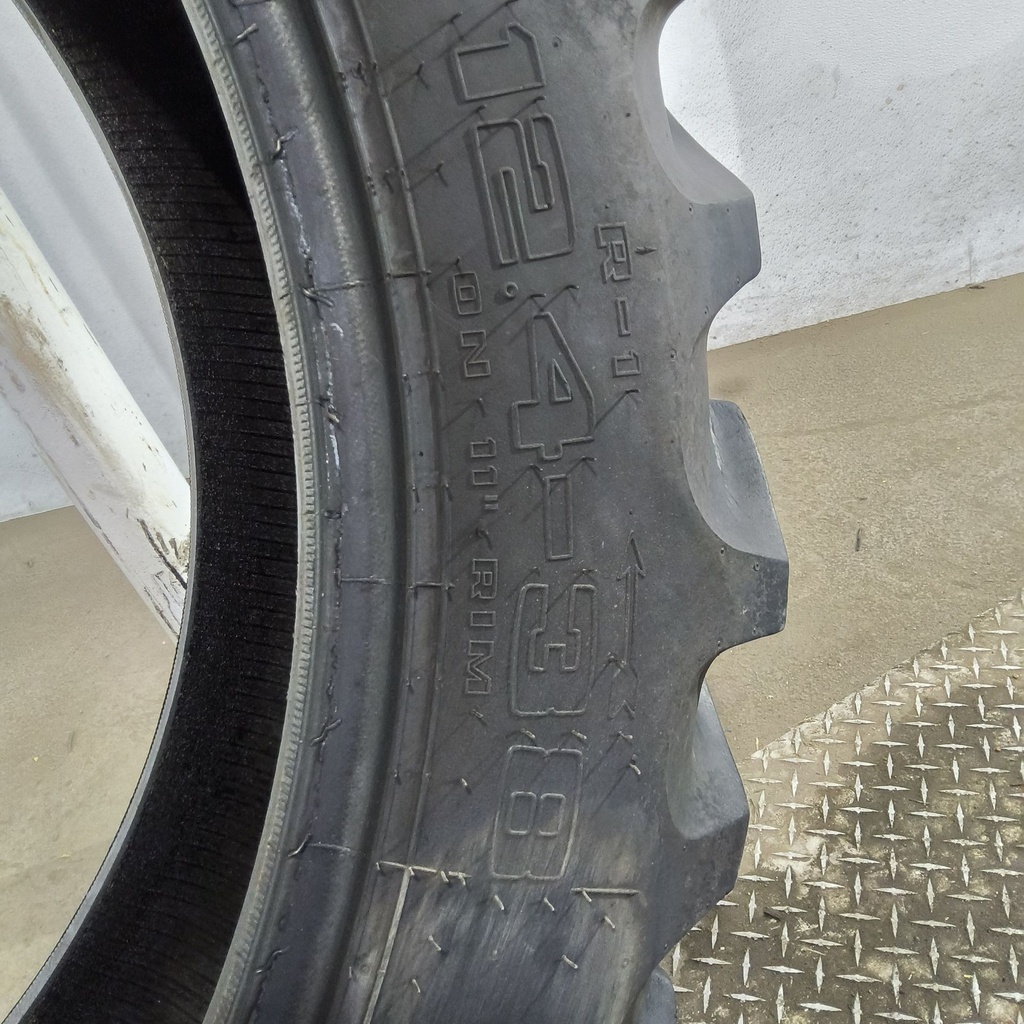 12.4-38 Goodyear Farm Dyna Torque III R-1 G (14 Ply), 80%