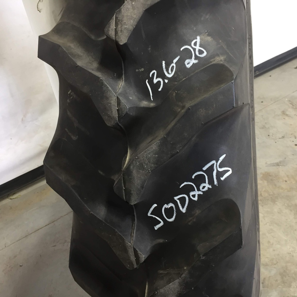 13.6/-28 Goodyear Farm Traction Torque R-1, B (4 Ply) 99%