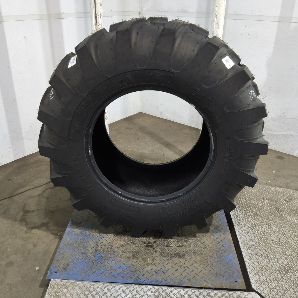 17.5L-24 Titan Farm Industrial Tractor Lug R-4 D (8 Ply), 99%