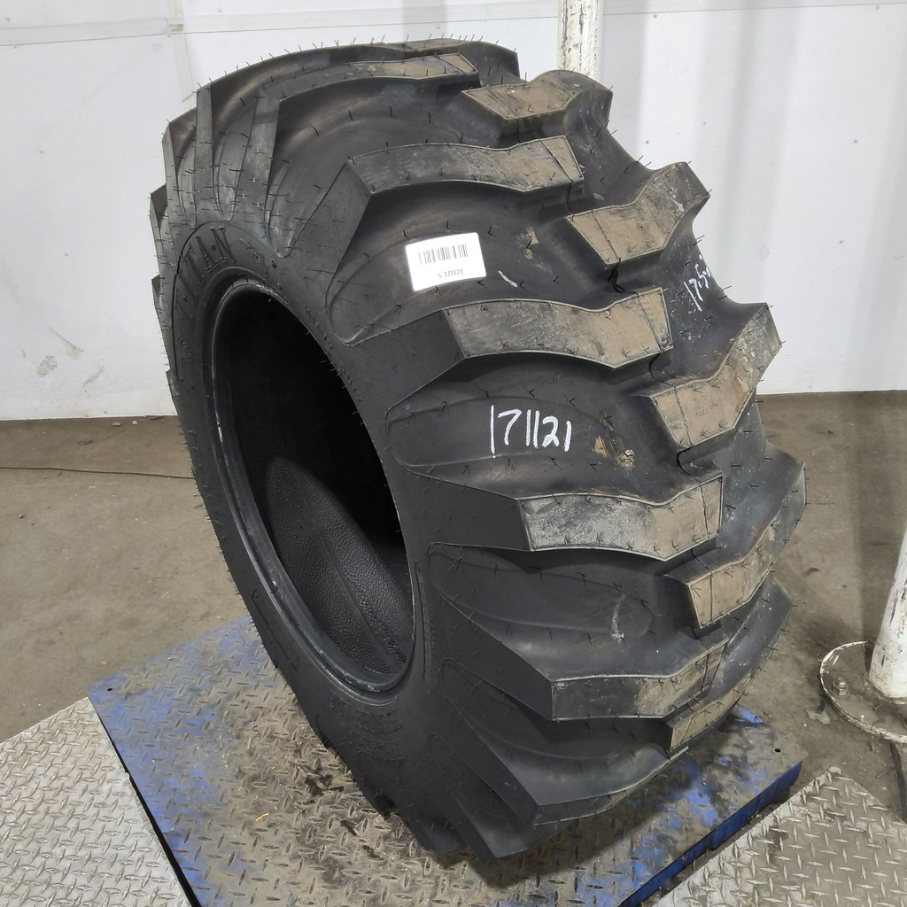 17.5L-24 Titan Farm Industrial Tractor Lug R-4 D (8 Ply), 99%