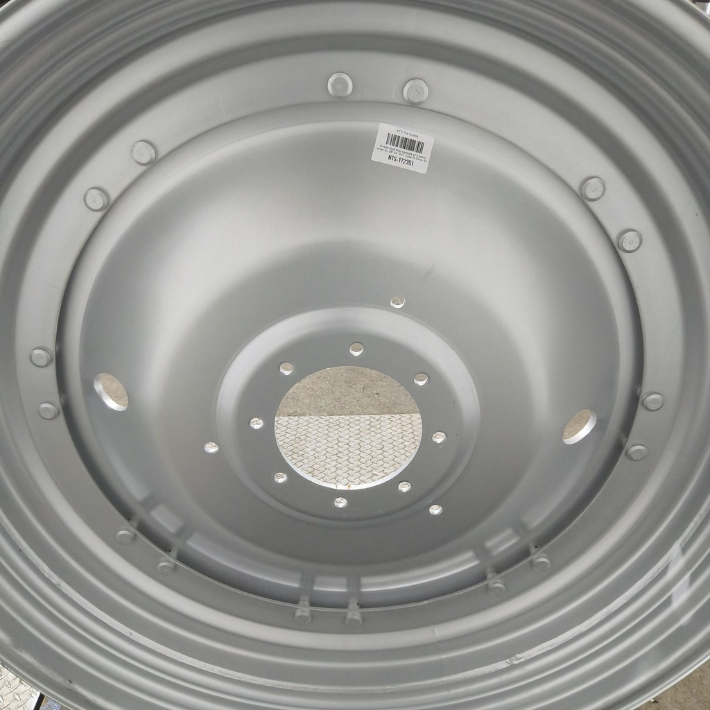 8-Hole Stub Disc (groups of 2 bolts) Center for 38"-54" Rim, Case IH Silver Mist