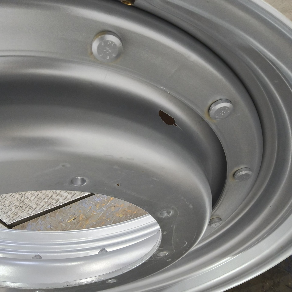 8-Hole Stub Disc Center for 28"-34" Rim, Case IH Silver Mist