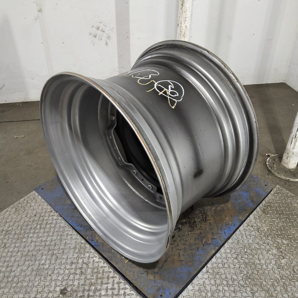 20"W x 30"D, Case IH Silver Mist 8-Hole Waffle Wheel (Groups of 2 Bolts)
