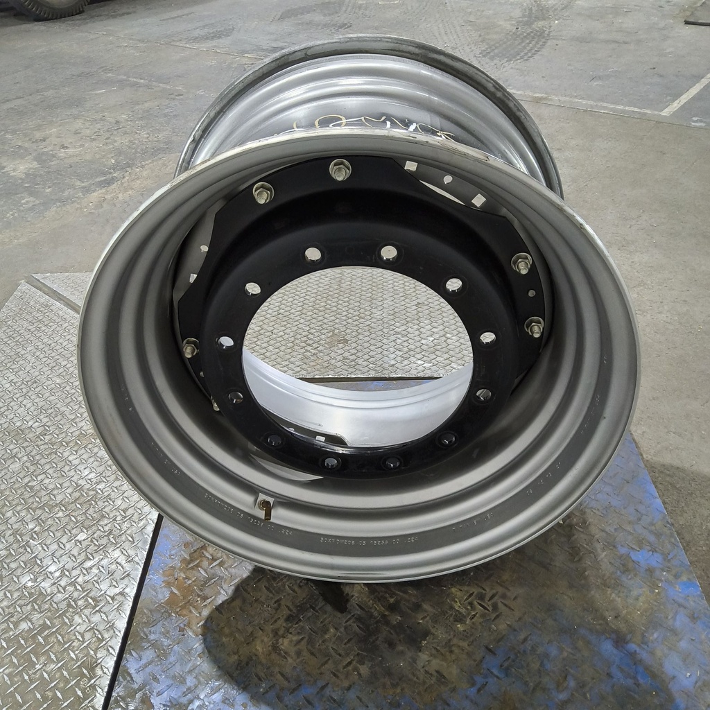 20"W x 30"D, Case IH Silver Mist 8-Hole Waffle Wheel (Groups of 2 Bolts)