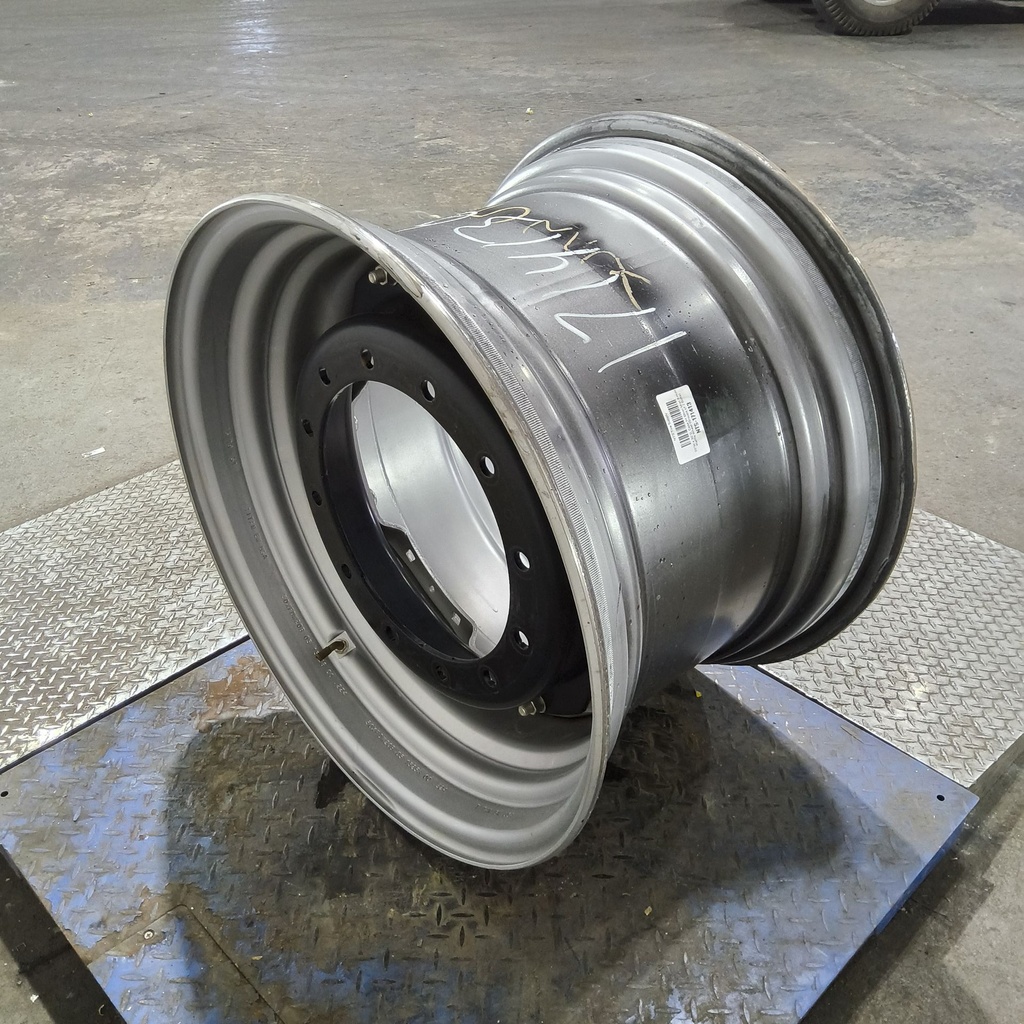 20"W x 30"D, Case IH Silver Mist 8-Hole Waffle Wheel (Groups of 2 Bolts)