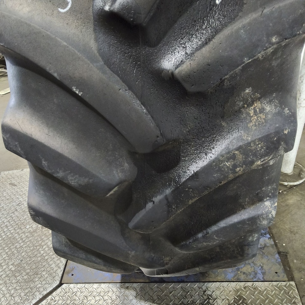 24.5-32 Titan Farm Hi Traction Lug R-1 E (10 Ply), 70%