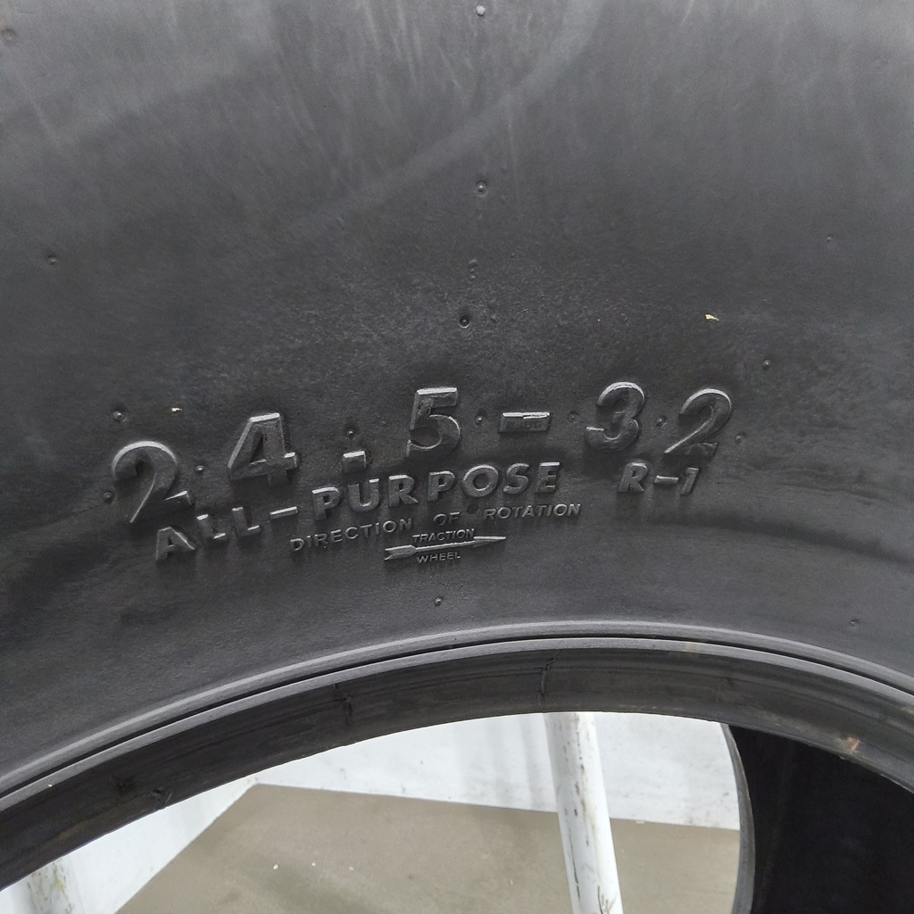 24.5-32 Titan Farm Hi Traction Lug R-1 E (10 Ply), 70%