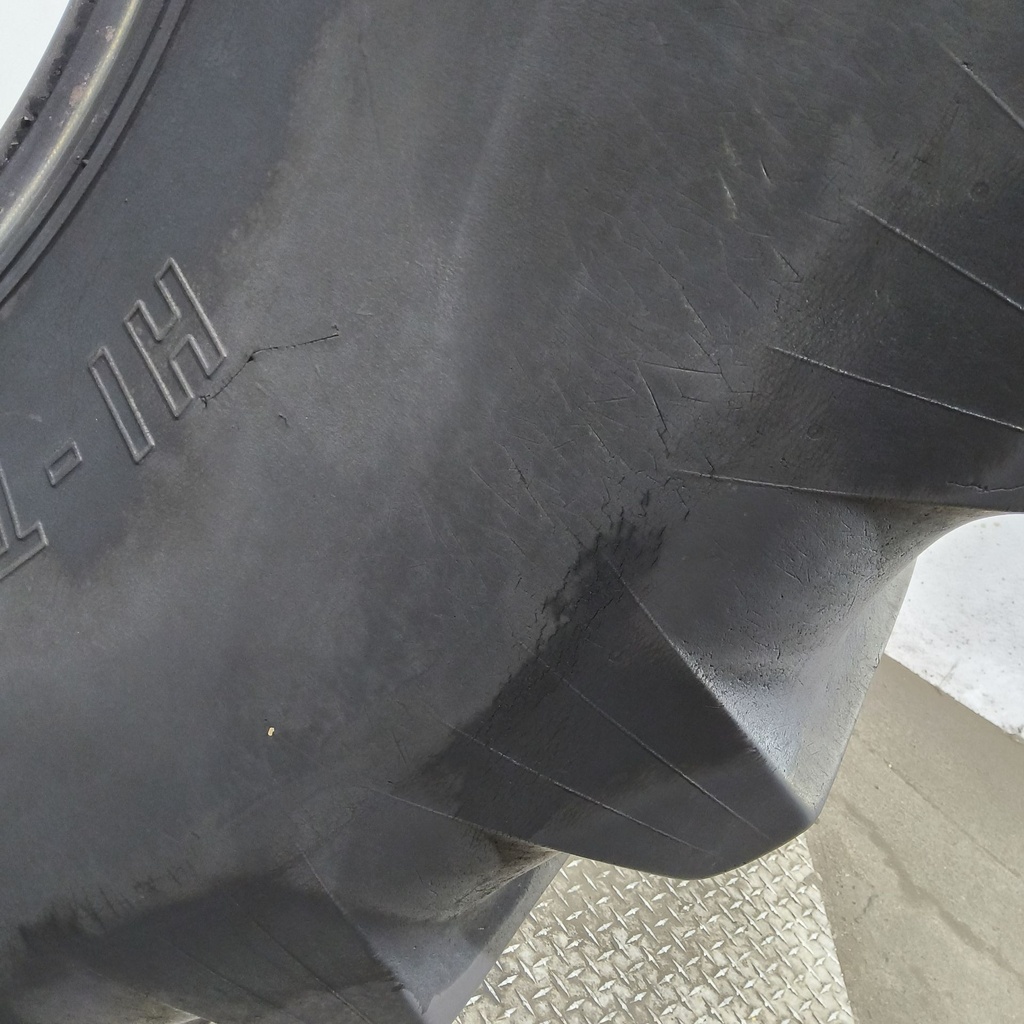 24.5-32 Titan Farm Hi Traction Lug R-1 E (10 Ply), 75%
