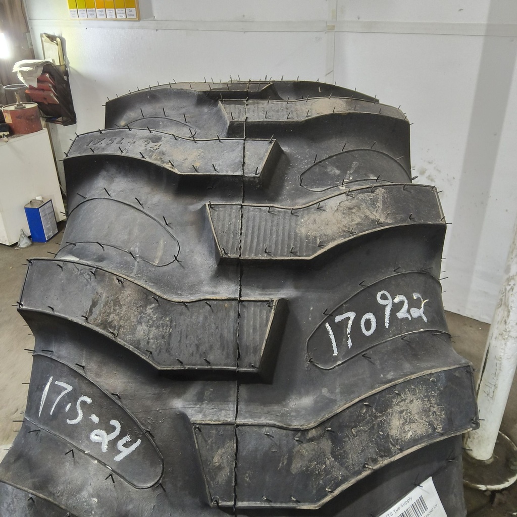 17.5L-24 Titan Farm Industrial Tractor Lug R-4 D (8 Ply), 99%