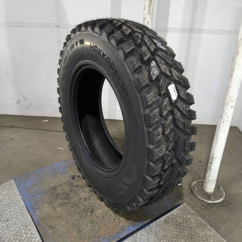 360/80R28 Nokian Hakkapeliitta TRI R-1 142D 99%