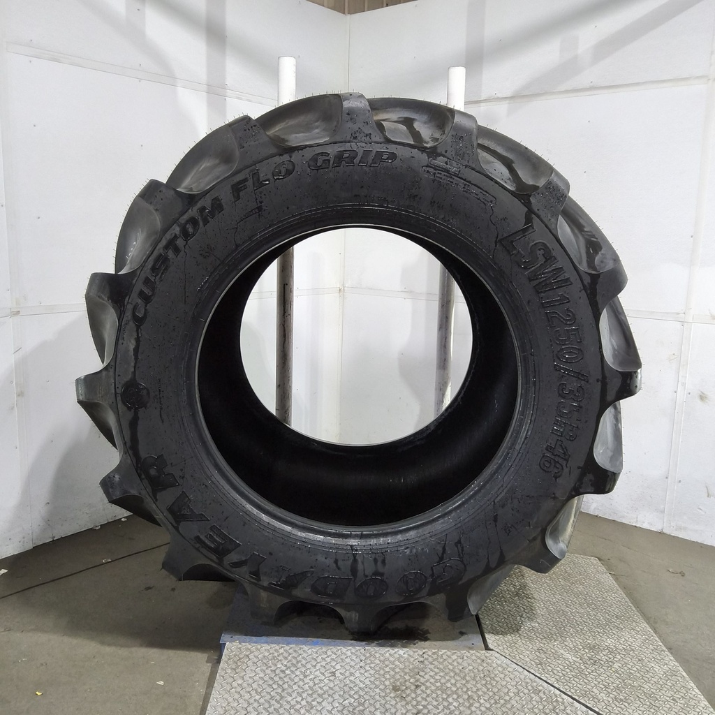LSW1250/35R46 Goodyear Farm Custom Flo Grip R-2 202B 99%