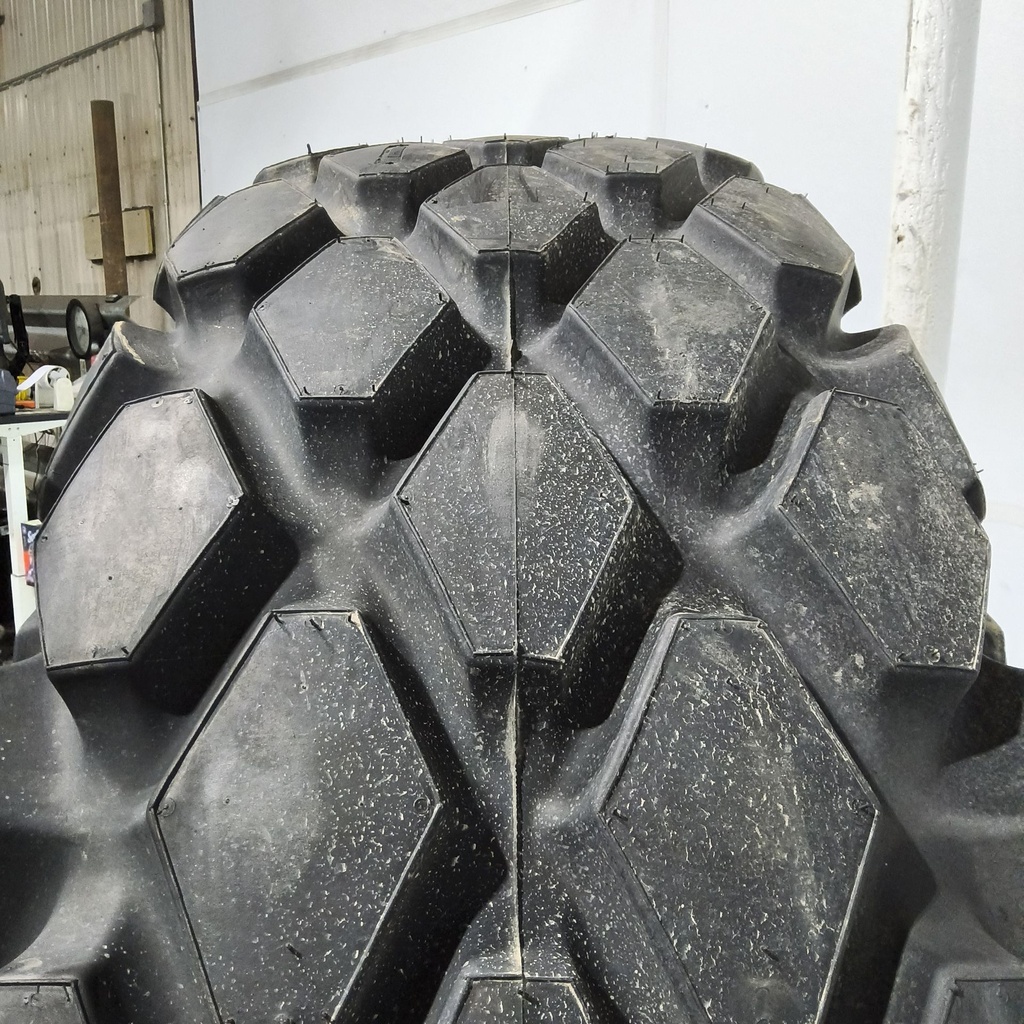 24.5-32 Titan Farm Torc Trac R-3 F (12 Ply), 99%