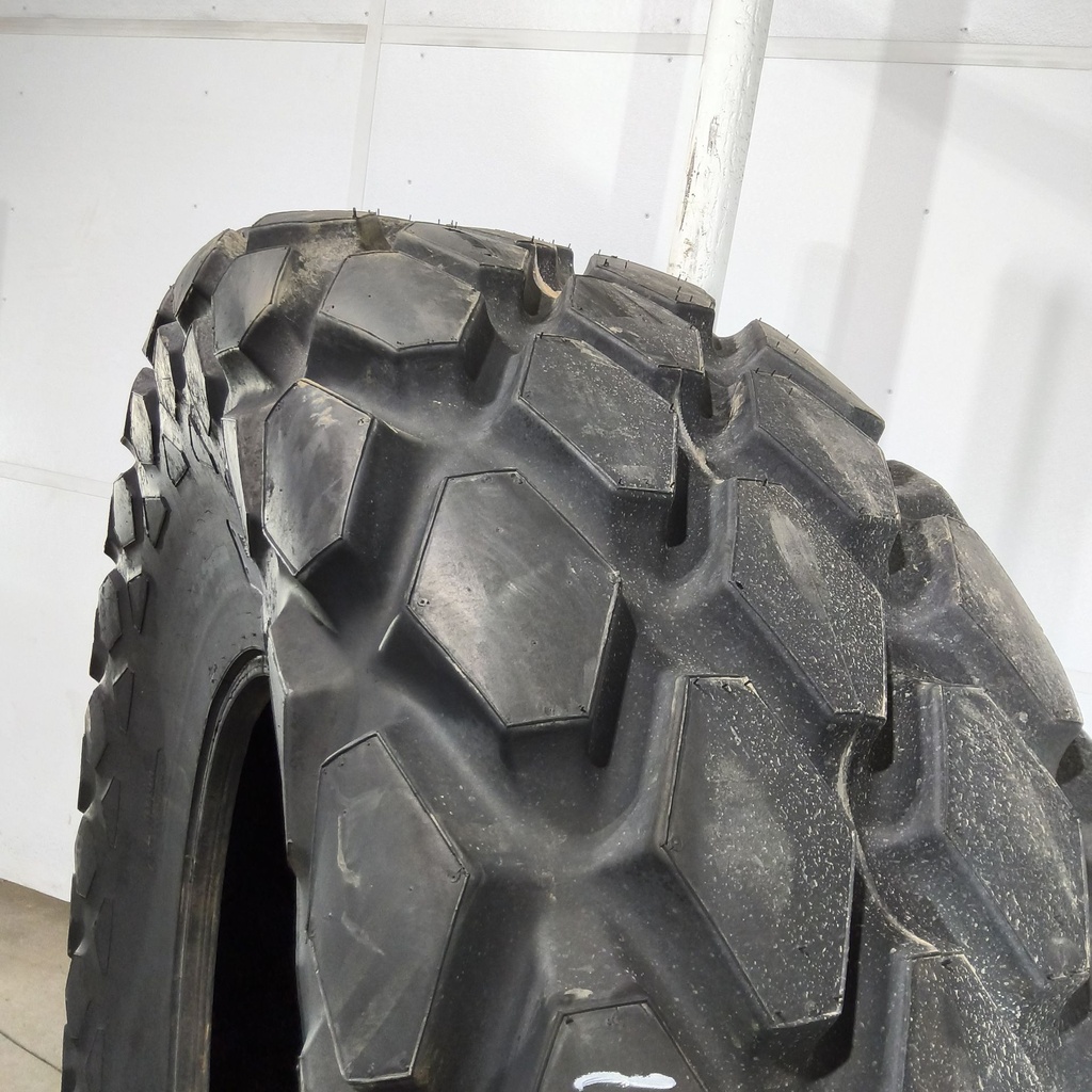 24.5-32 Titan Farm Torc Trac R-3 F (12 Ply), 99%