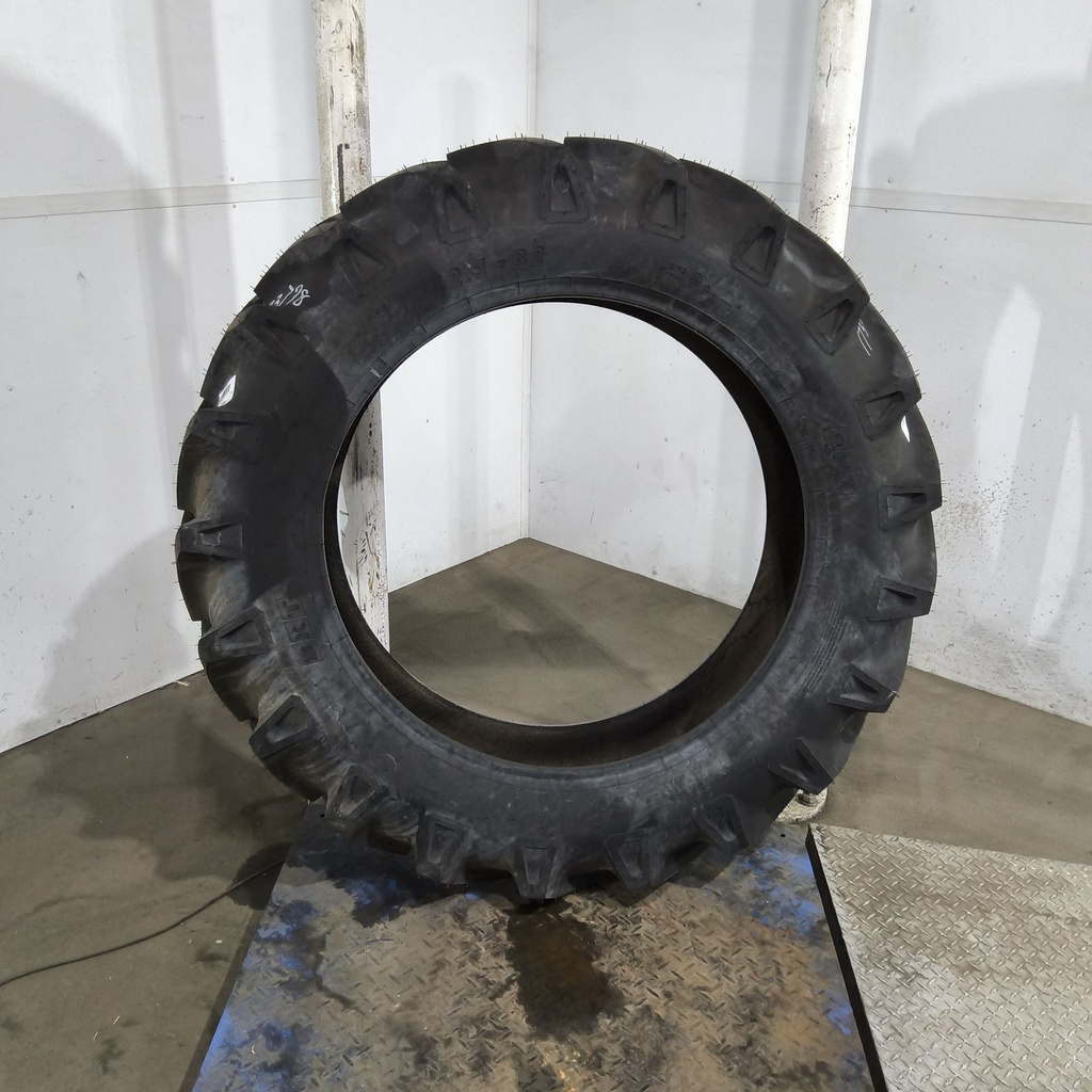 12.4-32 BKT Tires TR 135 Drive R-1 D (8 Ply), 99%