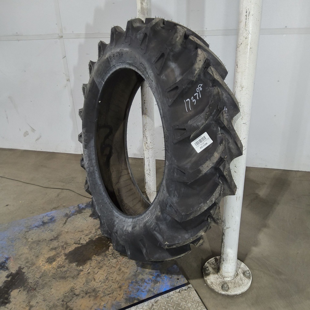 12.4-32 BKT Tires TR 135 Drive R-1 D (8 Ply), 99%