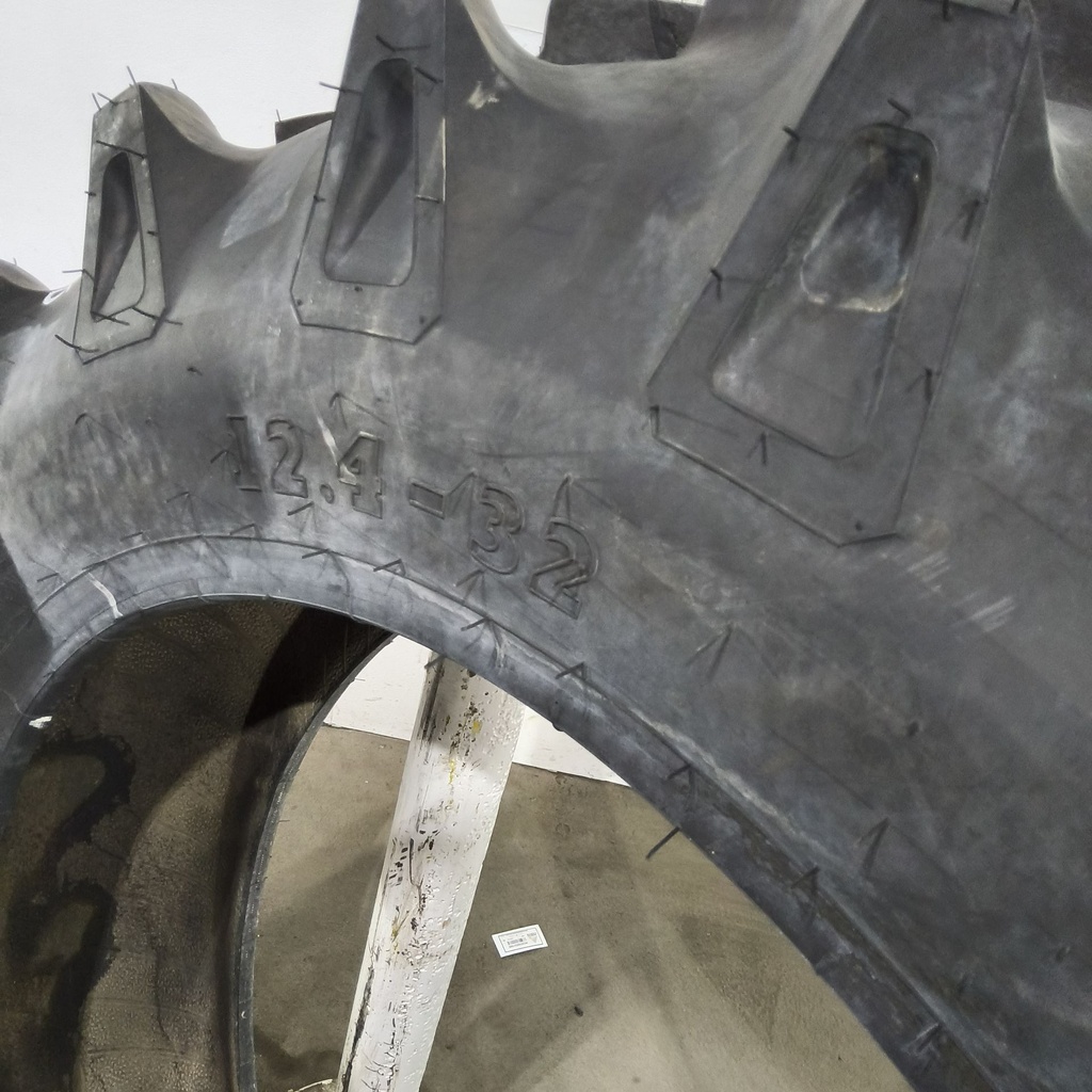 12.4-32 BKT Tires TR 135 Drive R-1 D (8 Ply), 99%