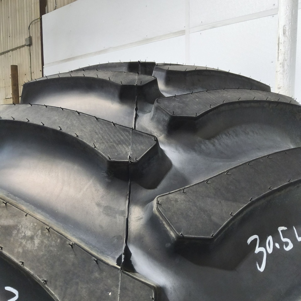 30.5L-32 Firestone Super All Traction 23 R-1 H (16 Ply), 99%