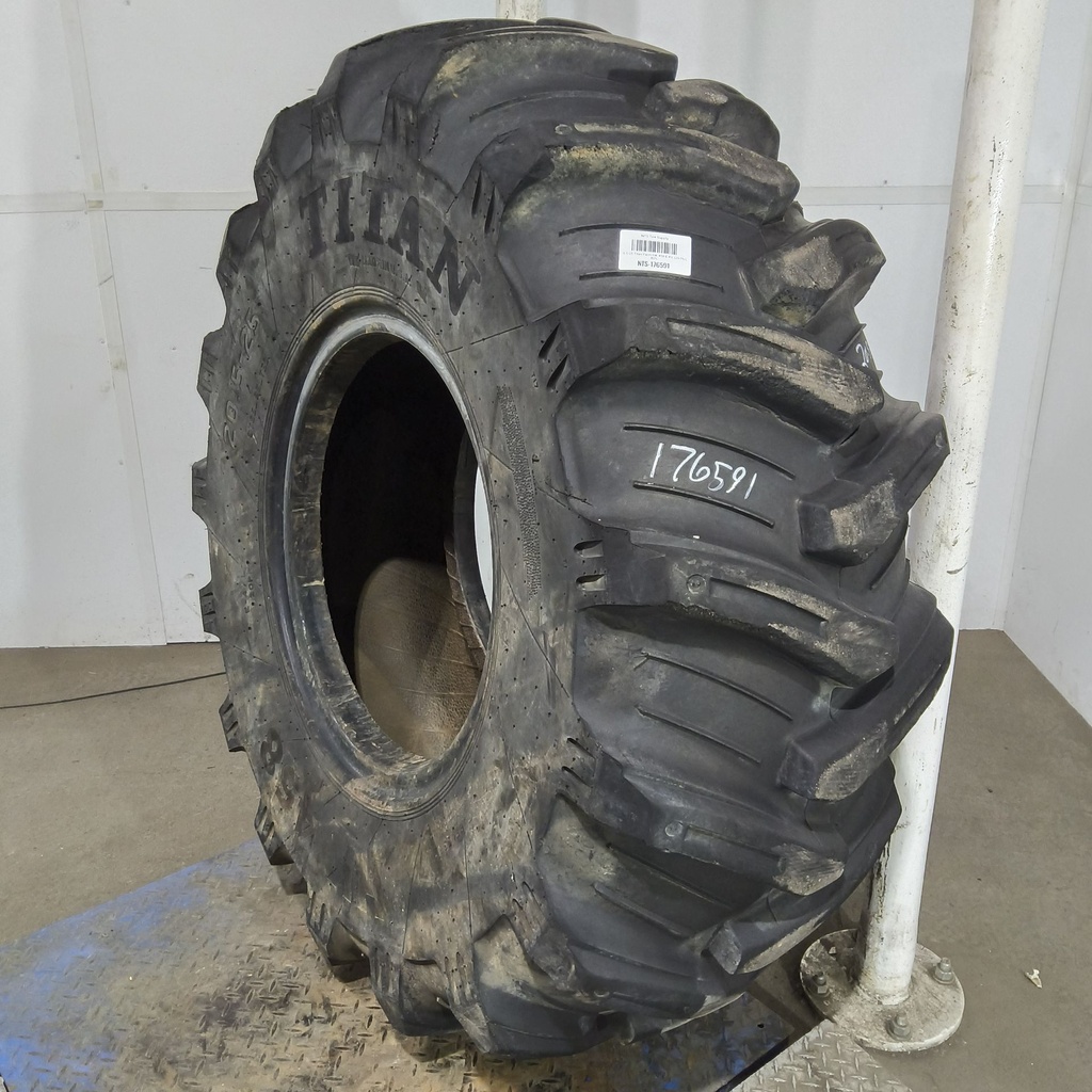 20.5-25 Titan Farm HK 458 E-4 L (20 Ply), 80%