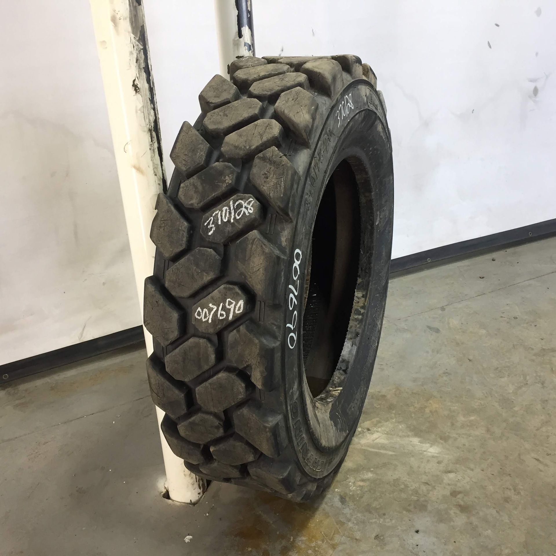 Used370/7528 Blackstone Lightning Agricultural Tires for Sales NTS