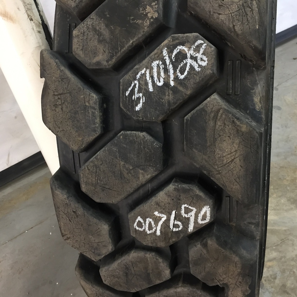 370/75-28 Blackstone Lightning, G (14 Ply) 85%