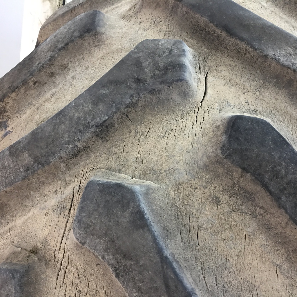 30.5/L-32 Power Mark L/S Rear Trac R-1, F (12 Ply) 65%